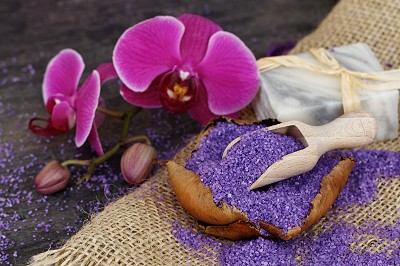 fleurs roses avec un tas de granules violettes parfumées en plastiques et un savon, fragrance