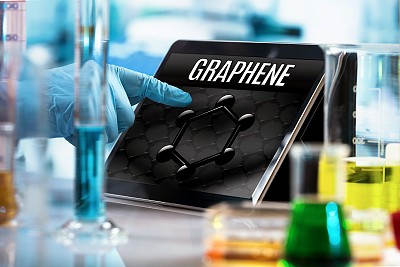 iPad noir avec inégalable graphene sur l'écran main d'un scientifique et échantillons de solutions liquides