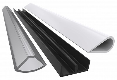 trois profiles plastiques extrudés antibactériens transparent, noir et blanc sur fond blanc